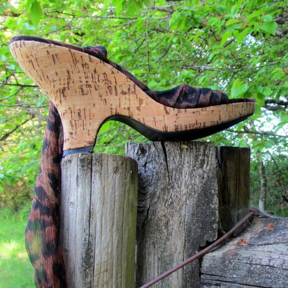 WEDGE SANDALS, 8.5 -9 M, LEOPARD CRISSCROSS ANKLE STRAPS, CURVY PLATFORMS - Picture 3 of 9